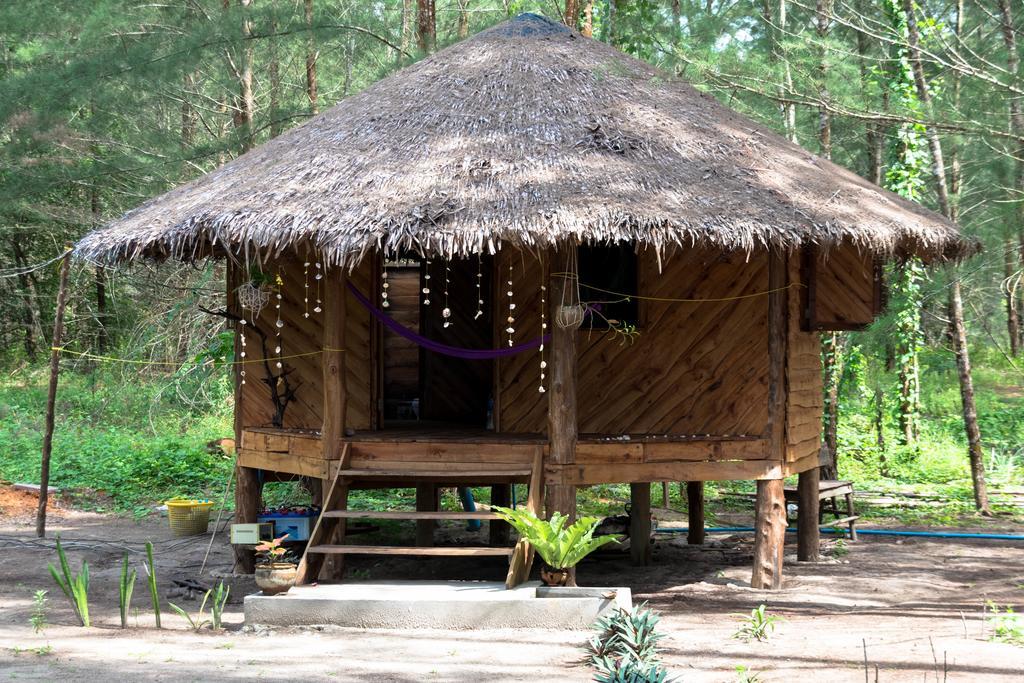 Отель Tawan Bar And Bungalow Ko Phra Thong Экстерьер фото