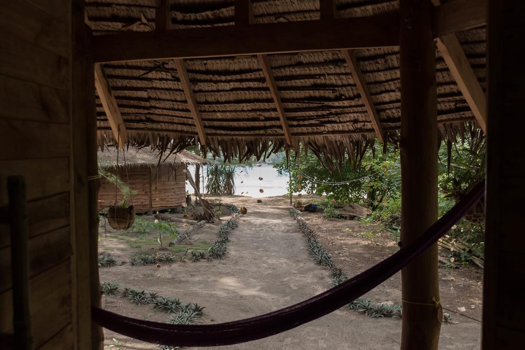 Отель Tawan Bar And Bungalow Ko Phra Thong Экстерьер фото