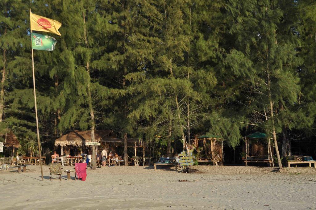 Отель Tawan Bar And Bungalow Ko Phra Thong Экстерьер фото