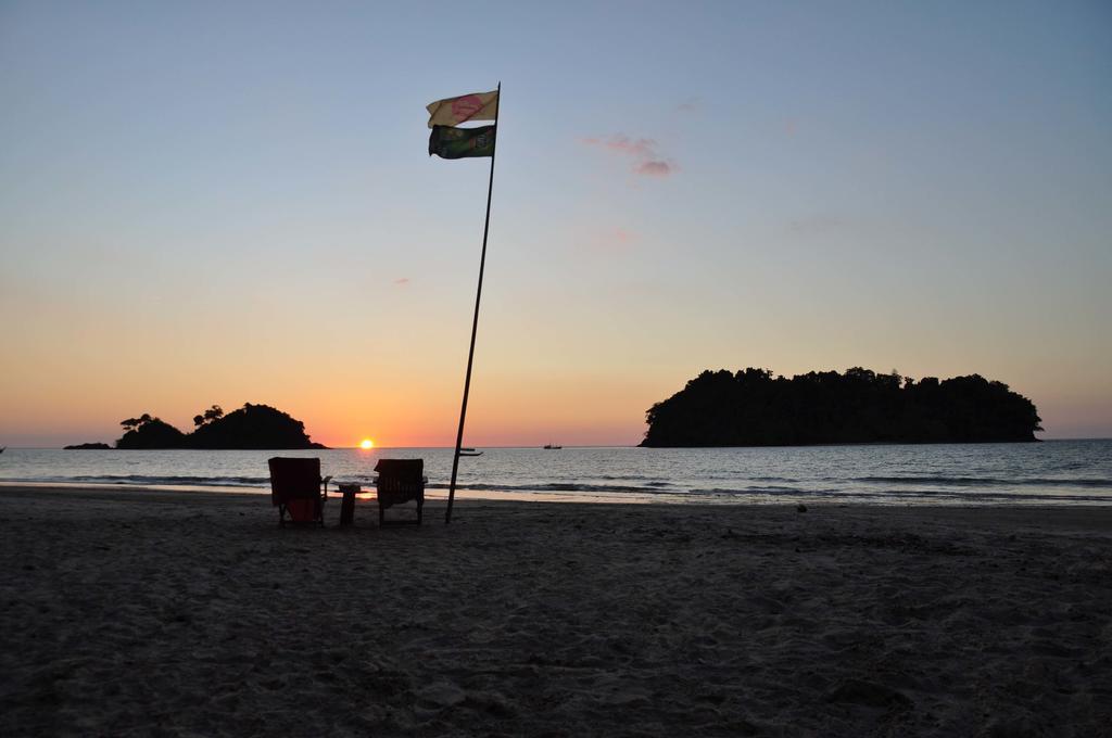 Отель Tawan Bar And Bungalow Ko Phra Thong Экстерьер фото