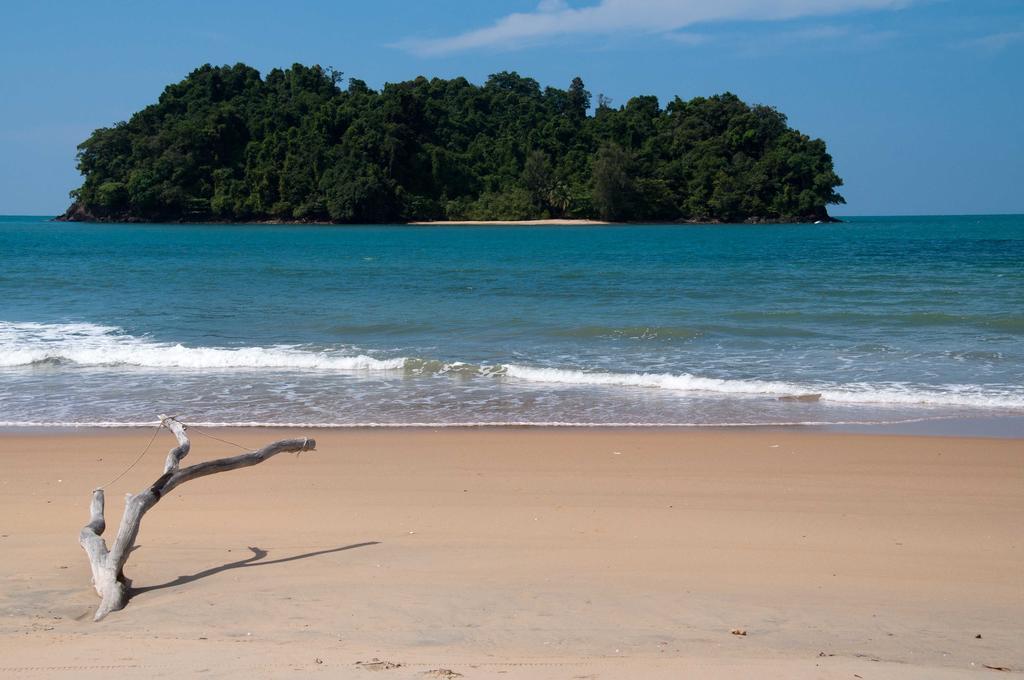 Отель Tawan Bar And Bungalow Ko Phra Thong Экстерьер фото