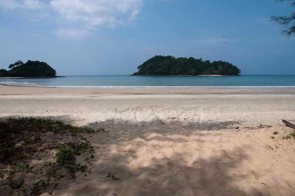 Отель Tawan Bar And Bungalow Ko Phra Thong Экстерьер фото