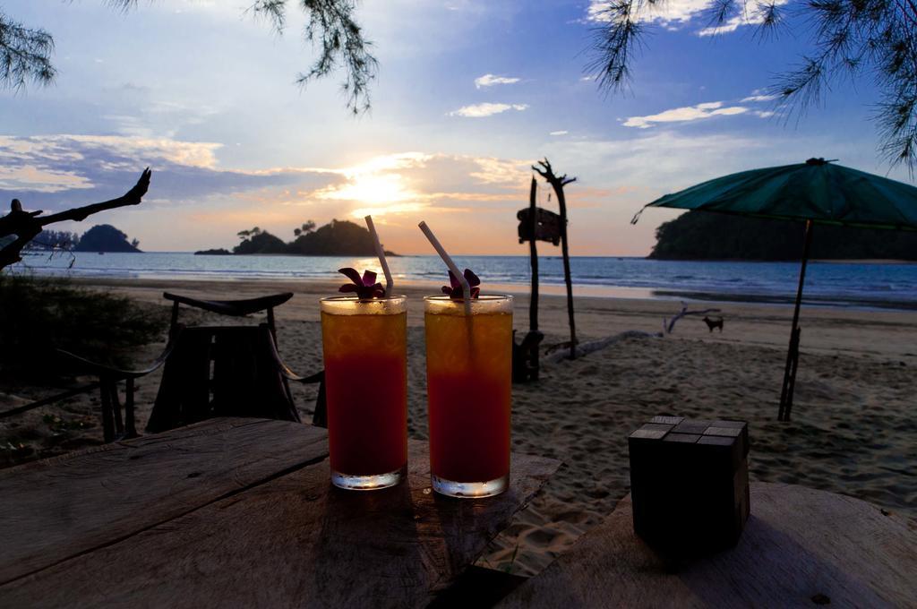 Отель Tawan Bar And Bungalow Ko Phra Thong Экстерьер фото