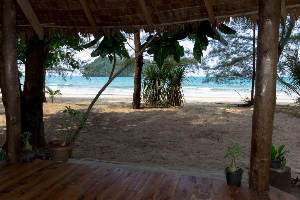 Отель Tawan Bar And Bungalow Ko Phra Thong Экстерьер фото