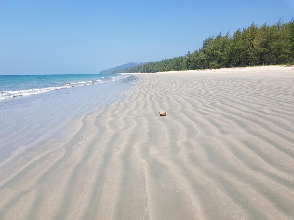 Отель Tawan Bar And Bungalow Ko Phra Thong Экстерьер фото