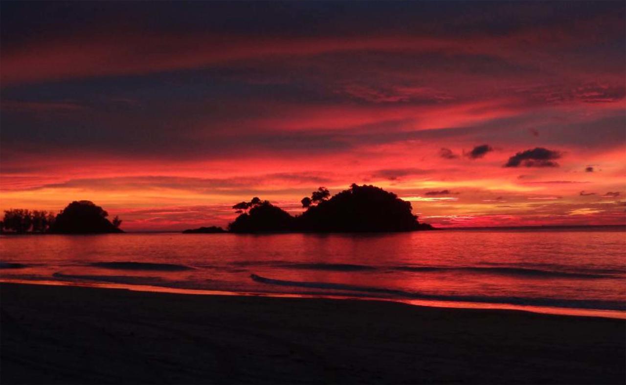 Отель Tawan Bar And Bungalow Ko Phra Thong Экстерьер фото